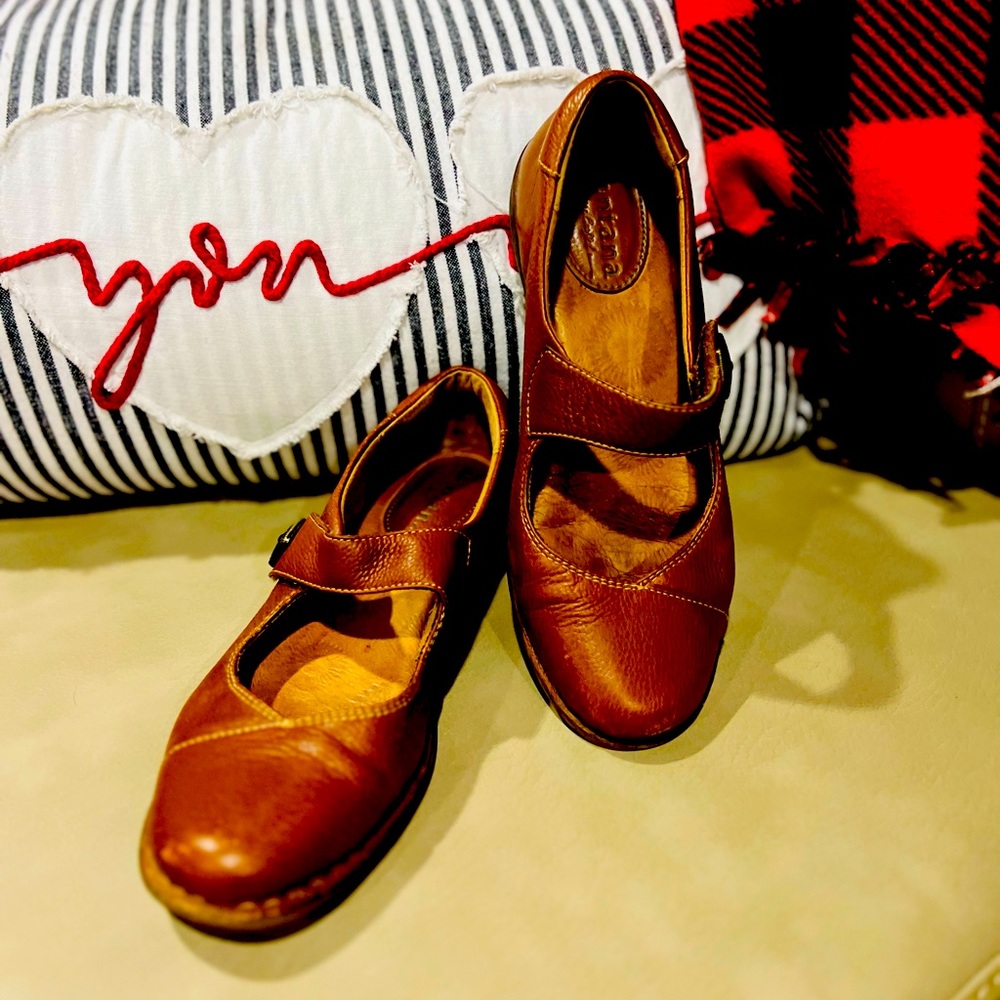 3/$10 SALE Montana leather Mary Jane flats